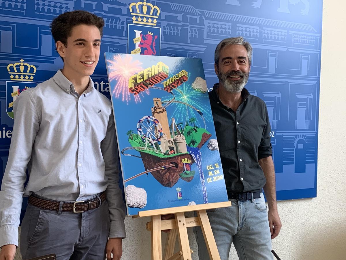 Raúl Rodríguez y Francisco Javier Gutiérrez posan con el cartel.