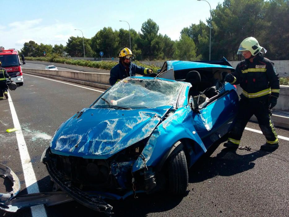 Dos heridos al volcar un coche en la autopista de Andratx