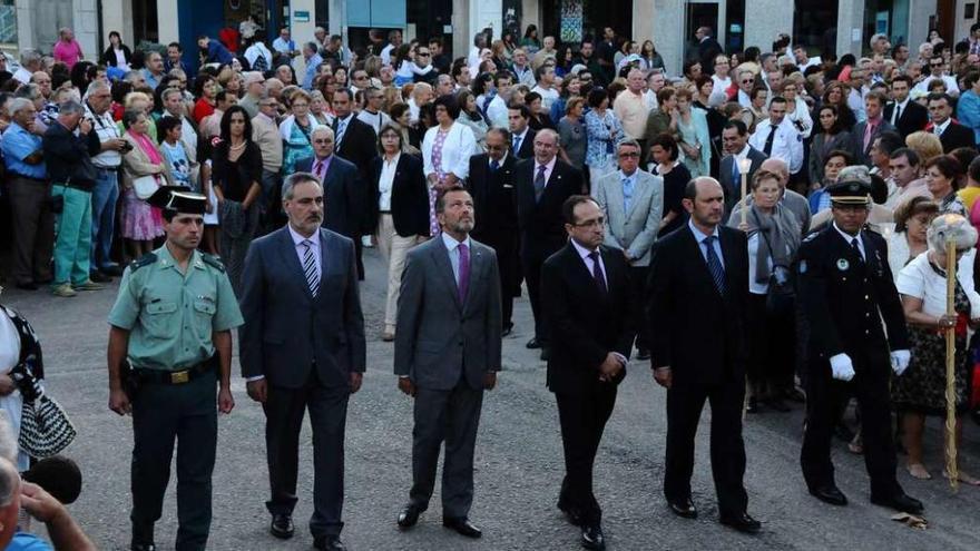 Procesión del Cristo donde se puede apreciar la presencia de políticos del PP formando parte de la comitiva oficial. // G.N.