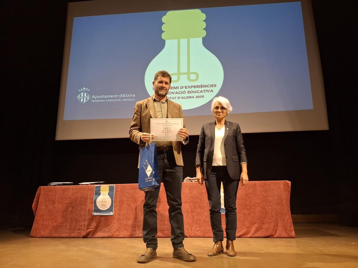 Clement Córdoba, jefe del departamento de Agrària del IES de Cullera, recibe el premio de manos de la concejal de Educación de Alzira, Virtuts Piera.