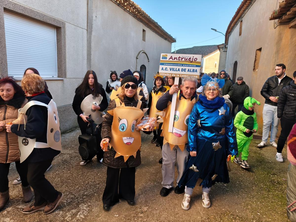 El Antruejo de Espigas recorre las calles de Villalube