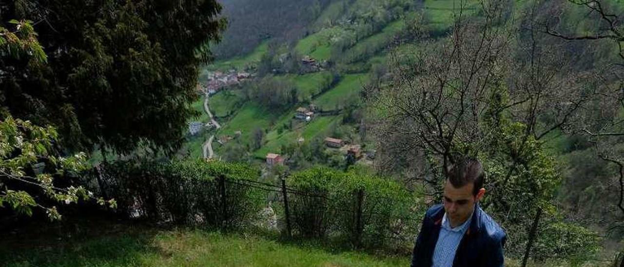 Pablo Lobo, vecino de Boo, observa una de las grietas que han aparecido en la finca de la peña.