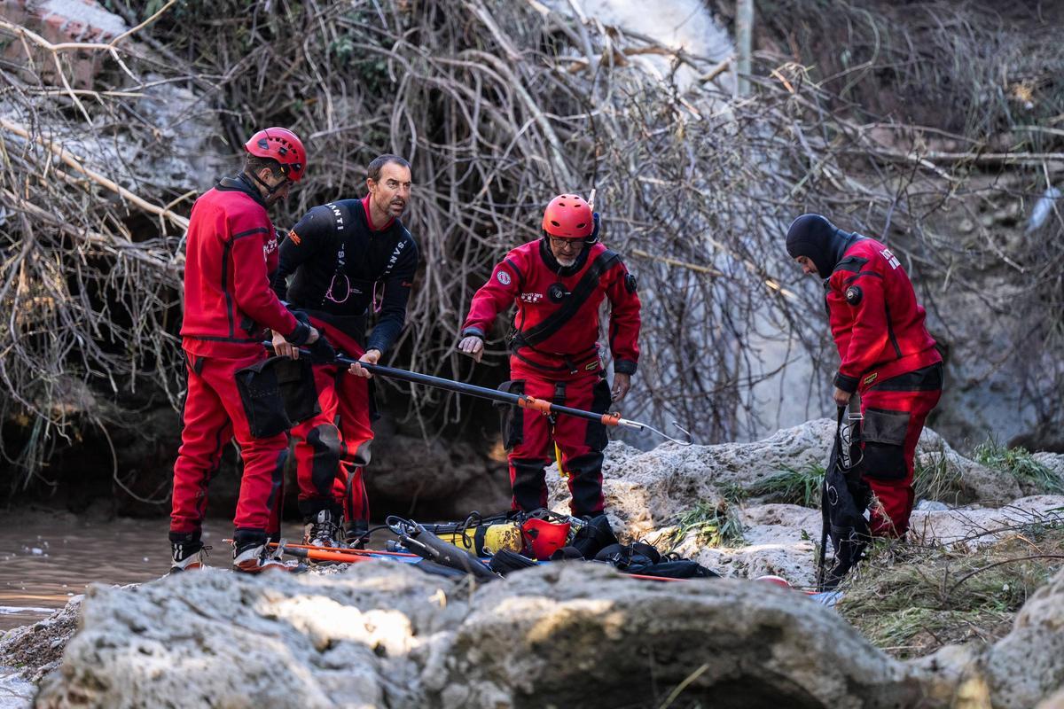 Los bomberos intensifican en Mediona la búsqueda del padre del menor hallado muerto