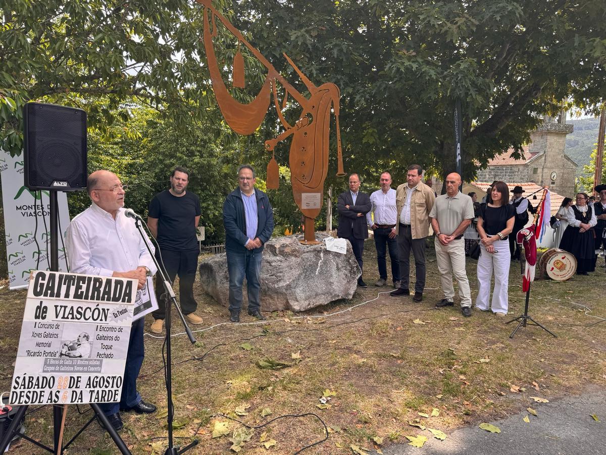Estatua na memoria de Ricardo Portela