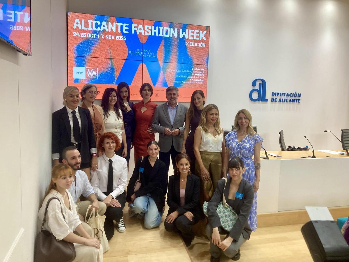 Participantes en la semana de la moda alicantina, presentada en la Diputación de Alicante