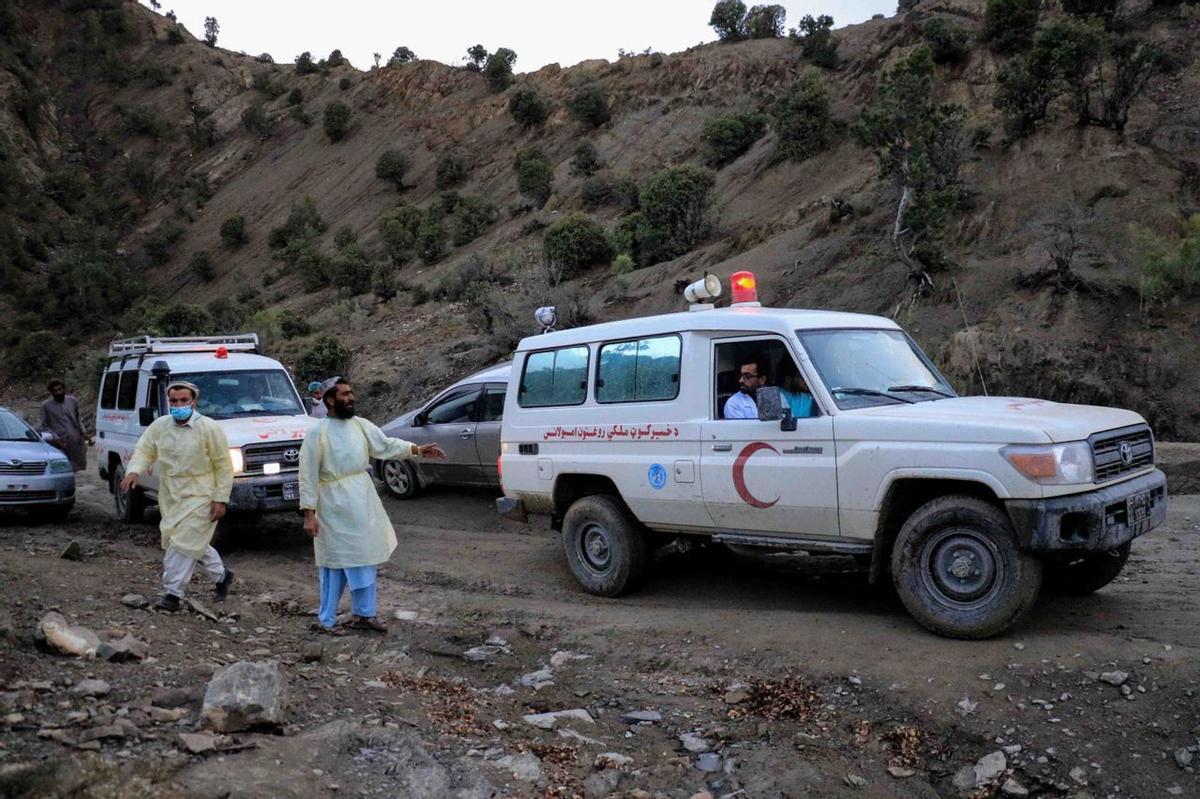 Gayan (Afghanistan), 22/06/2022.- An ambulance shift victims of earthquake in Gayan village in Paktia province, Afghanistan, 22 June 2022. More than 1,000 people were killed and over 1,500 others injured after a 5.9 magnitude earthquake hit eastern Afghanistan before dawn on 22 June, Afghanistan’s state-run Bakhtar News Agency reported. According to authorities the death toll is likely to rise. (Terremoto/sismo, Afganistán) EFE/EPA/STRINGER BEST QUALITY AVAILABLE