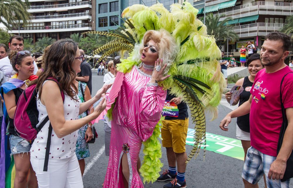 Alicante ondea la bandera del Orgullo LGTBI