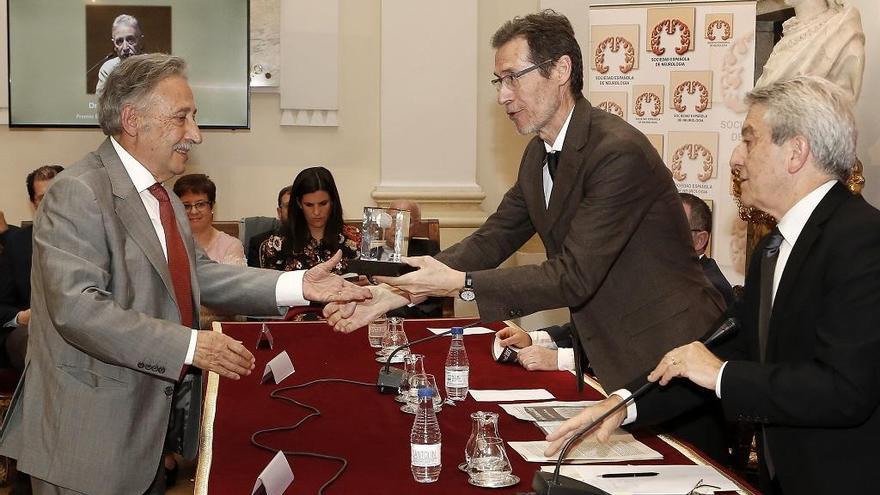 Mercadé recoge el Premio SEN de manos del doctor José Ramón Ara, vicepresidente de la SEN.