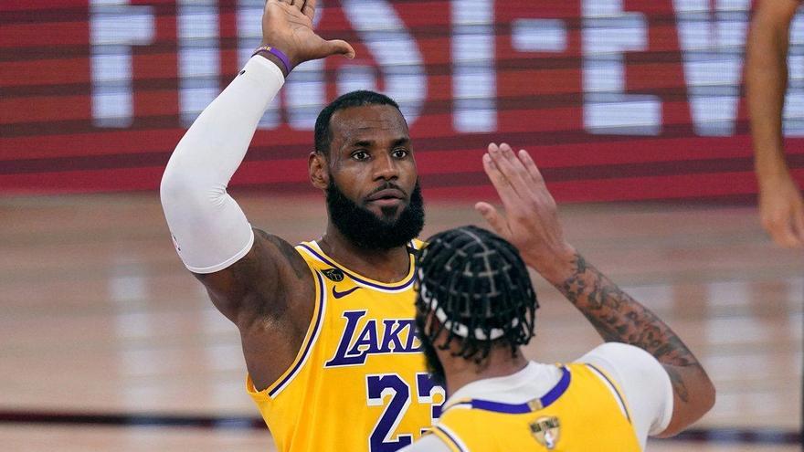 Los Lakers vencen a Miami Heat en el primer partido de la final de la NBA