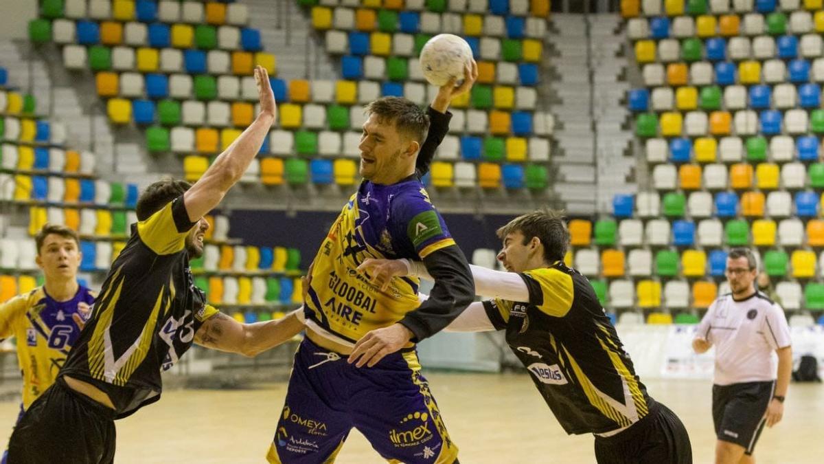 Lance del partido entre el Vestas Alarcos y el Ángel Ximénez Puente Genil.