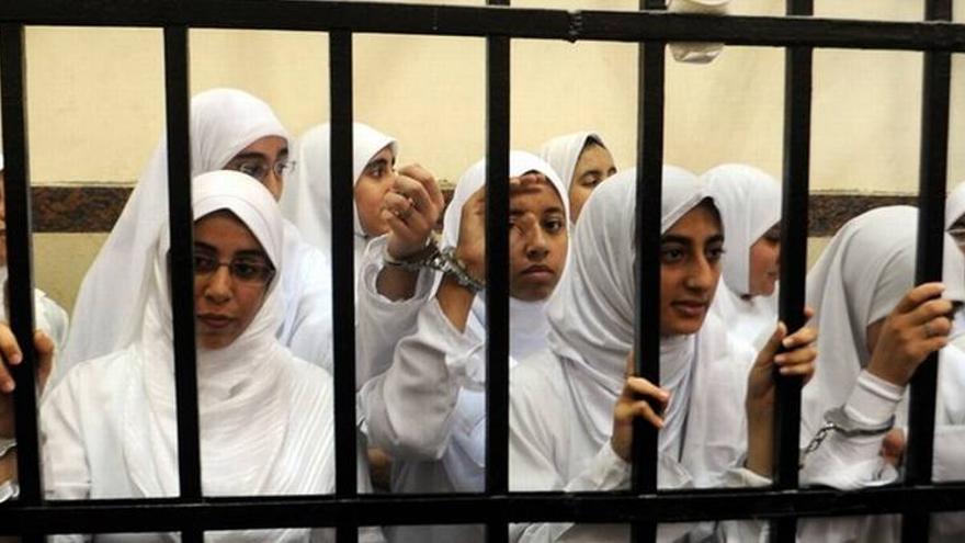 Egipto condena a 14 mujeres a 11 años de cárcel por manifestarse en favor de Mursi