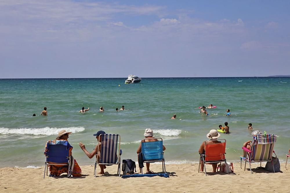 Seit Montag (13.7.) gilt auf den Balearen eine verschärfte Maskenpflicht. Pool, Strand und Strandpromenade sind ausgenommen. Auch Raucher können aufatmen