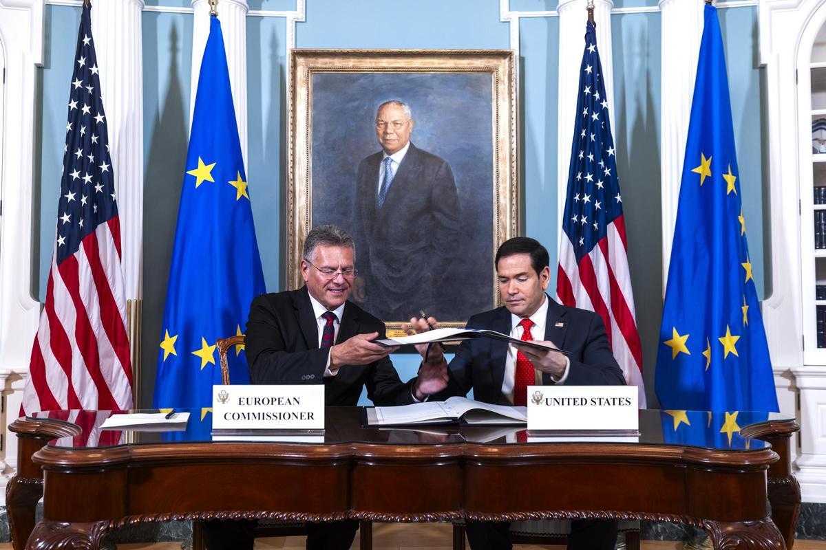 El secretario Rubio firma el memorandum con el jefe de comercio de la UE, Maros Sefcovic.