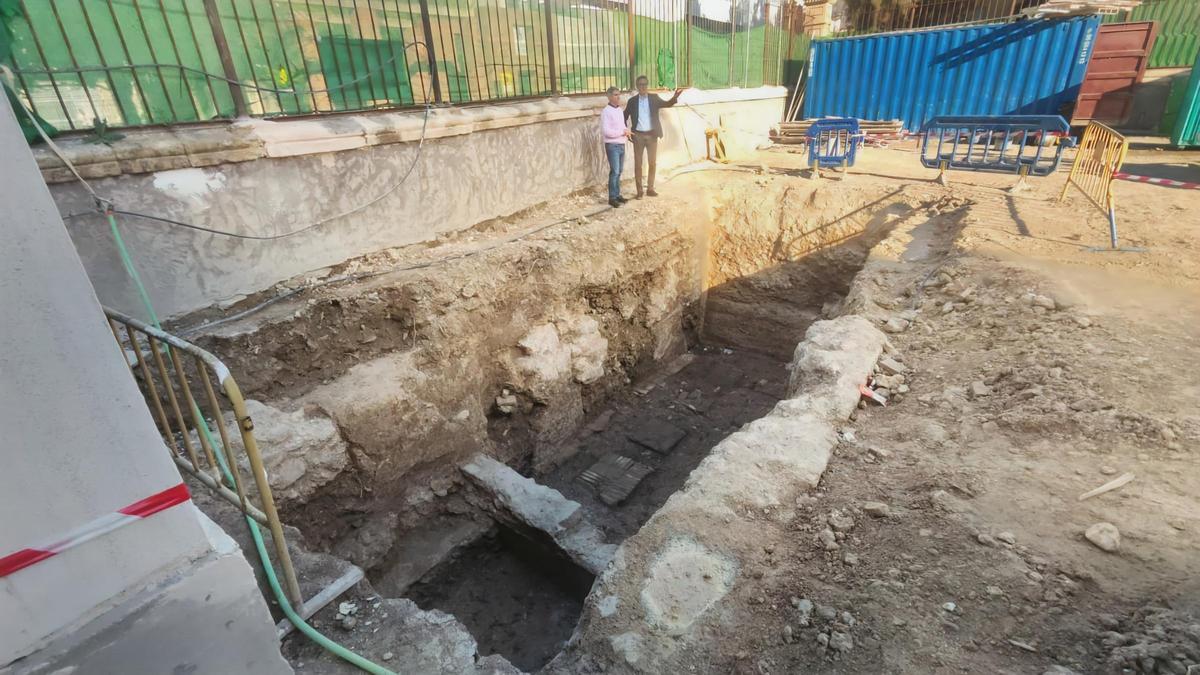 El alcalde y el concejal de Urbanismo visitan los restos arqueológicos hallados
