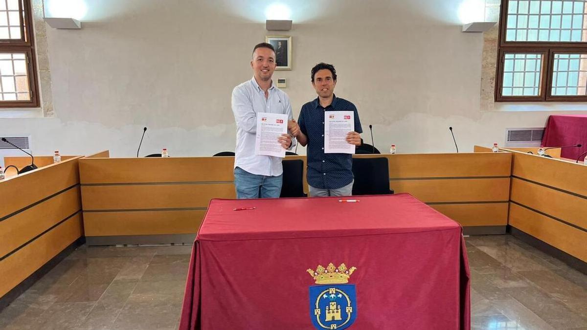 Paco Gorrea (PSPV) y Joanma Miguel (Compromís) firman el nuevo pacto de gobierno de Llíria.