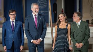 El presidente Salvador Illa junto al Rey Felipe, la Reina Letizia y el presidente de Planeta, José Crehueras