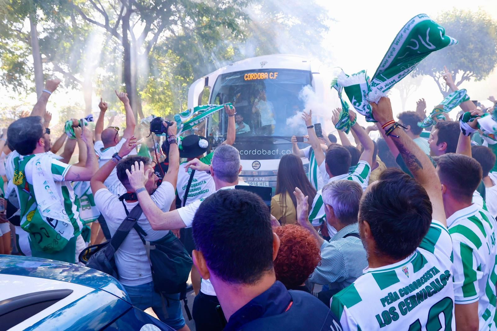 Barcelona Atlétic-Córdoba CF | El recibimiento al equipo de la afición cordobesista, en imágenes