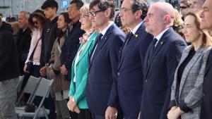 El president de la Generalitat, Salvador Illa, y el presidente del Parlament, Josep Rull, durante el acto de homenaje a las víctimas de la tragedia aérea de Germanwings