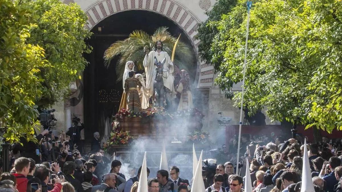 Gran expectación para ver La Borriquita en el Patio de los Naranjos de la Catedral de Córdoba, en 2023.