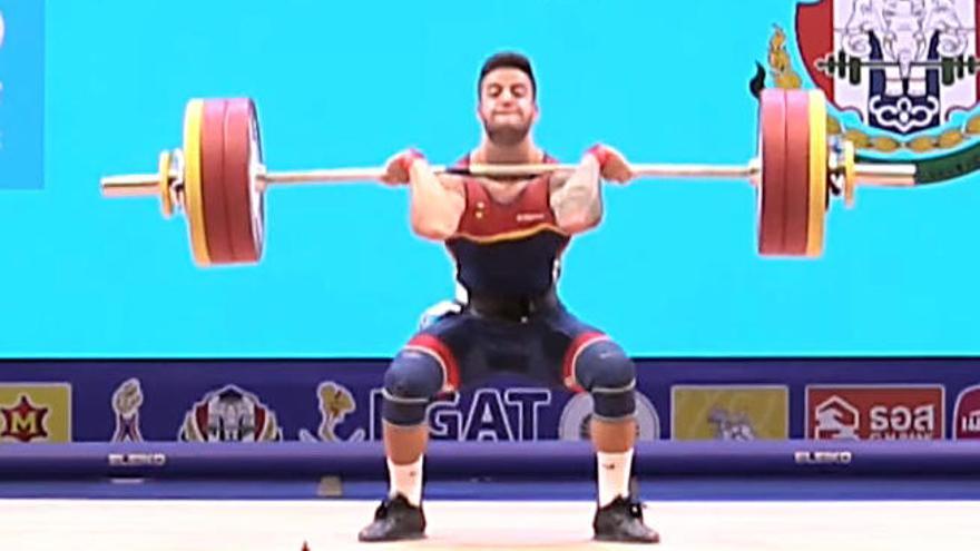 Acorán Hernández terminando el movimiento de power clean.