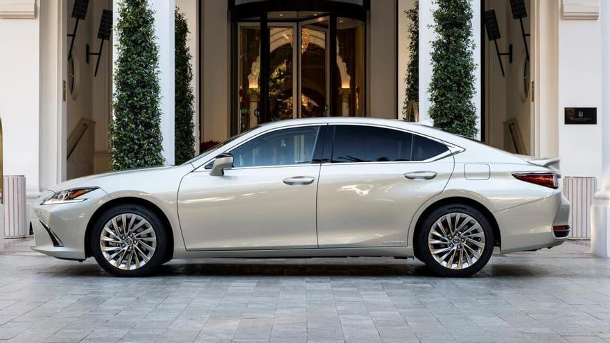 El nuevo Lexus ES 300h refuerza la gama de berlinas premium de la firma japonesa