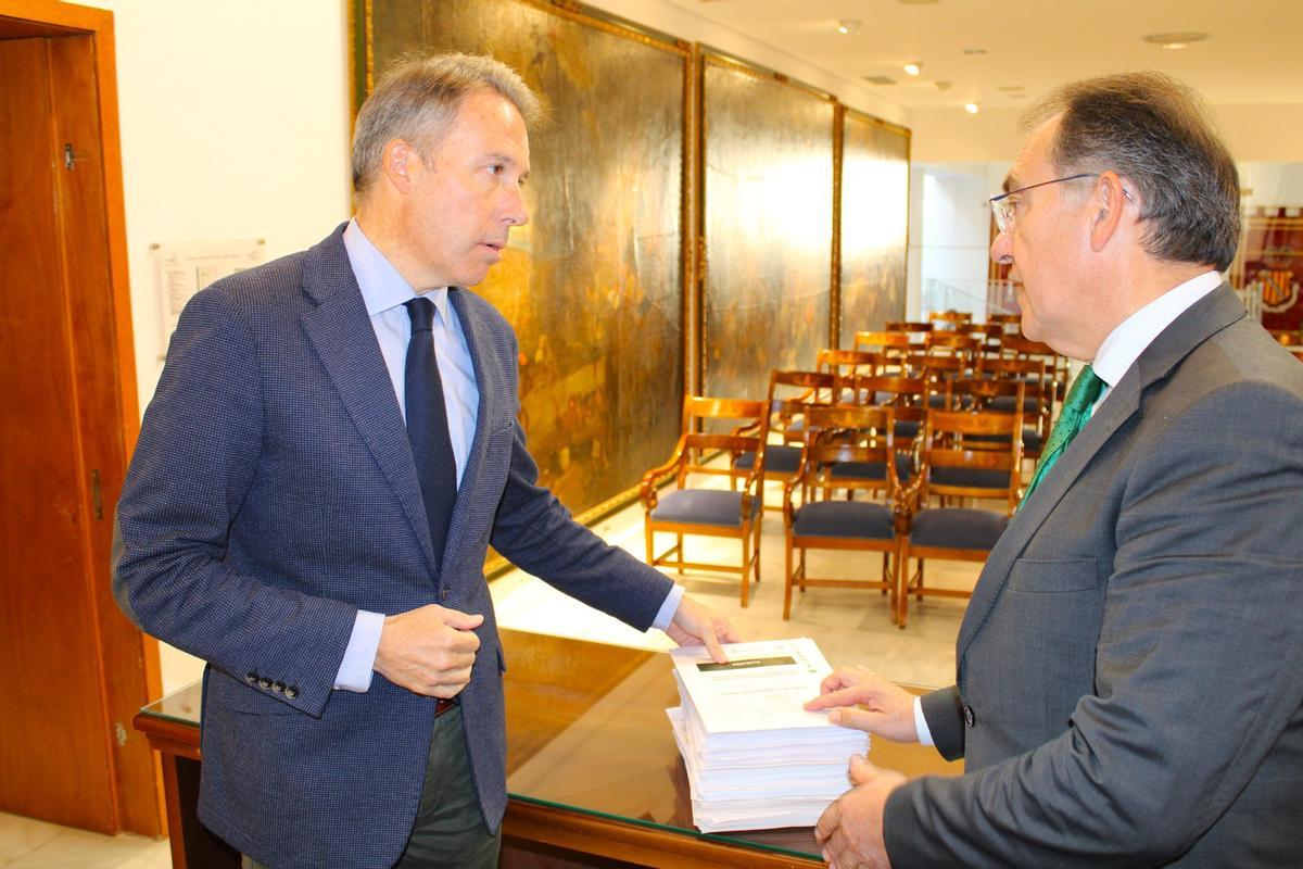 El alcalde de Lorca, Fulgencio Gil, junto al edil de Cultura.