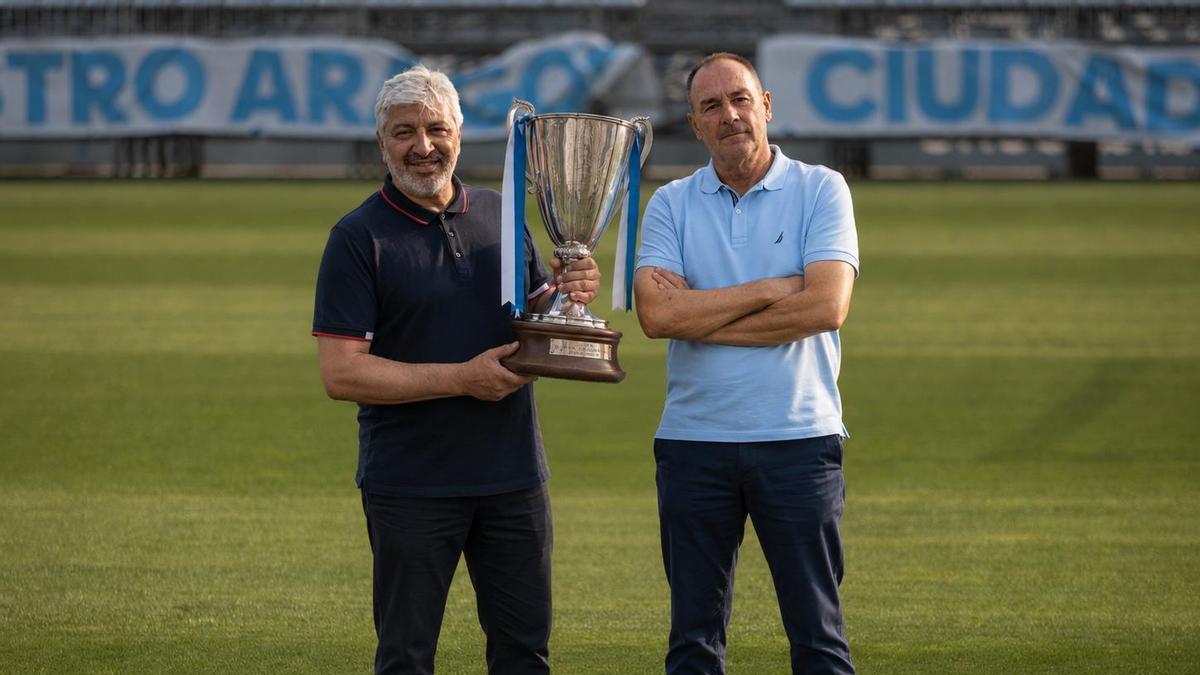 Nayim y Víctor Fernández, con la Recopa de Europa conquistada en 1995 en París.
