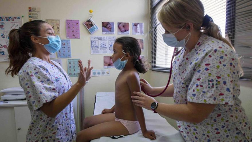 Una de las niñas recién llegadas siendo atendida por el Servicio de Salud de Balears. | GUILLEM BOSCH