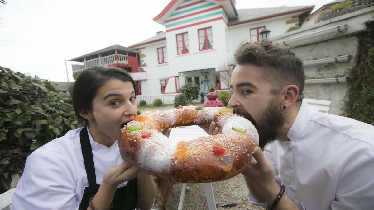 EL PASTELERO JONATHAN GONZALEZ Y SU ESPOSA MARIA ATHANASIADOU, MORDIENDO UN ROSCON DE REYES, EN SU PASTELERÍA DE BUSTO, EN UNA IMAGEN DE ARCHIVO.