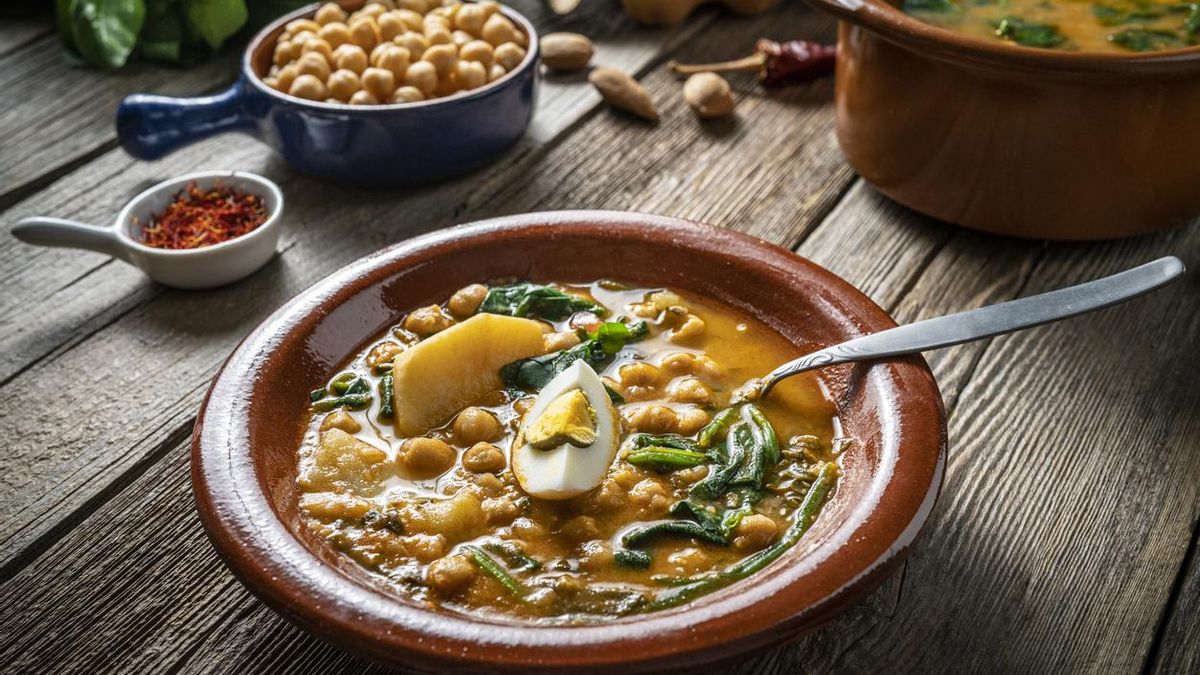 Plato de potaje de garbanzos con espinacas, propio de la provincia de Ávila