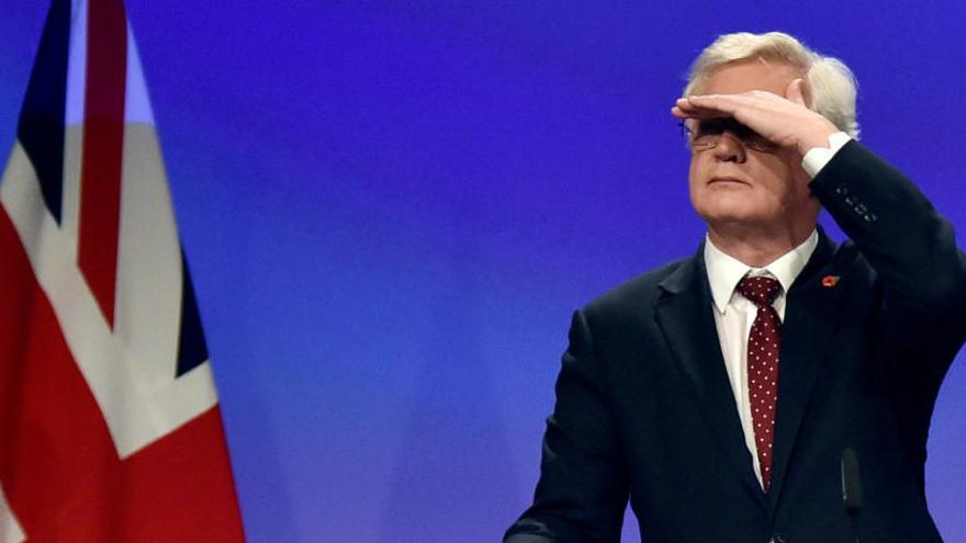 Michel Barnier gesticula durante su intervención.