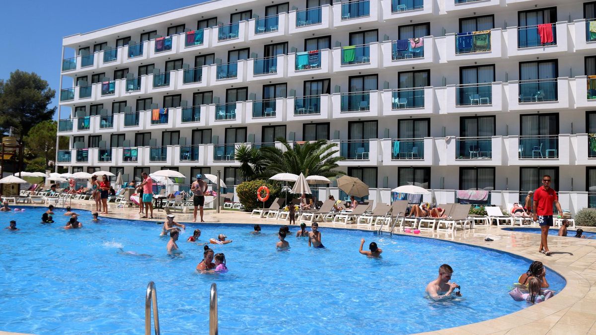 Turistes banyant-se a la piscina d'un hotel de la Costa Daurada, a Vila-seca
