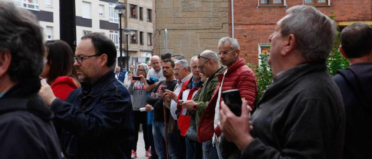 Decenas de vecinos curiosos, en el momento de la detención.