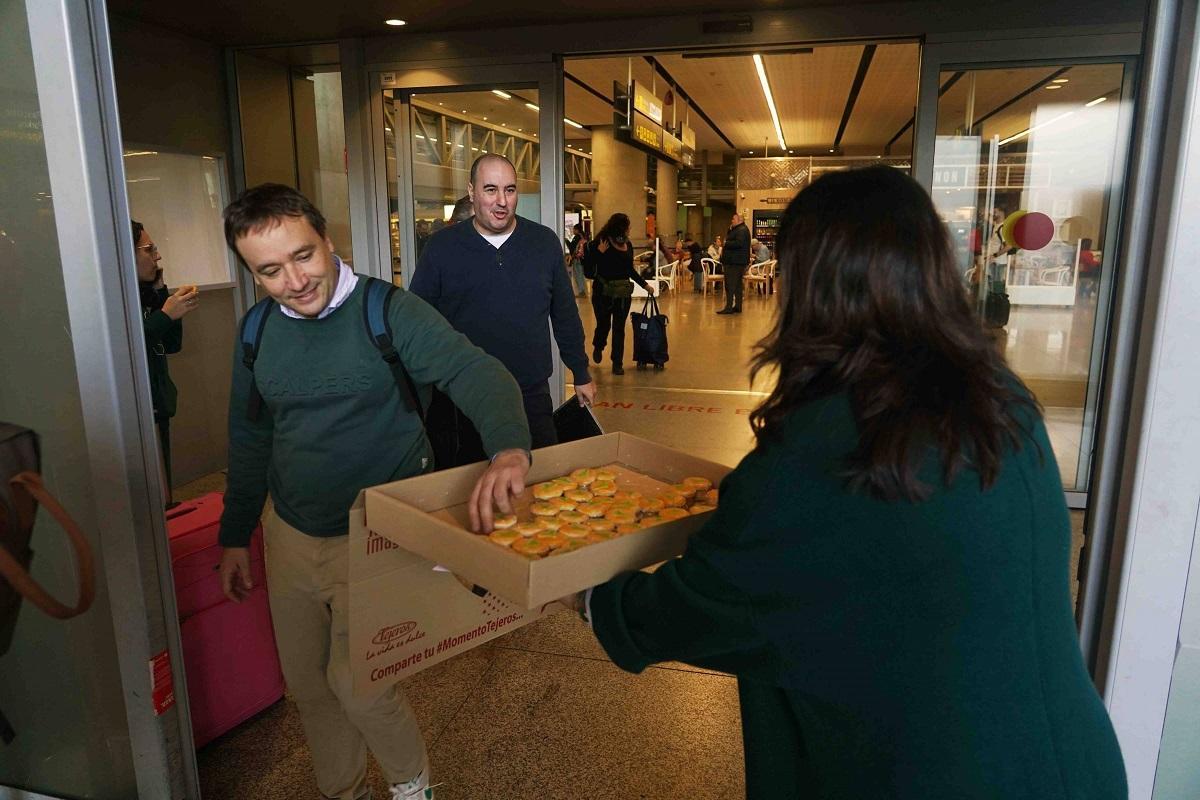 El Aeropuerto ha obsequiado con 'tortas locas' malagueñas a los pasajeros que llegaban este viernes a Málaga.
