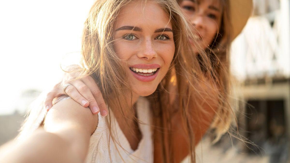 Chicas sonriendo en verano