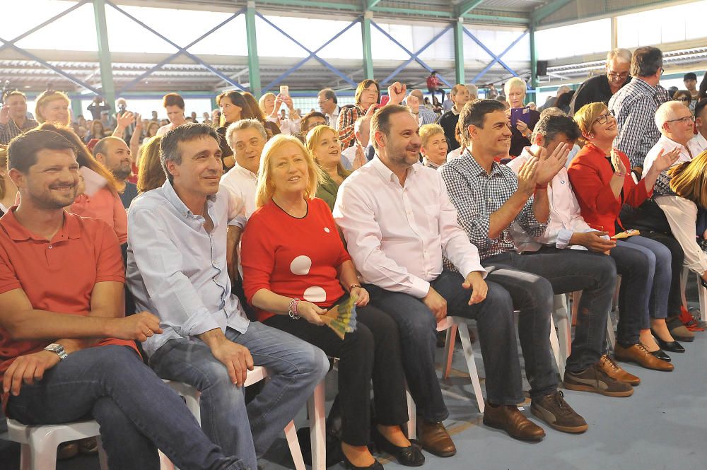 Pedro Sánchez abarrota el polideportivo de Carrús