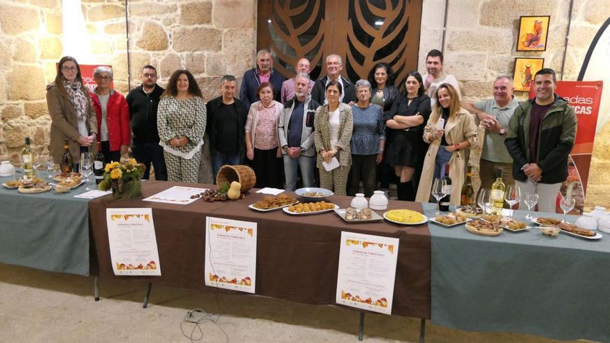 Hosteleros participantes en la presentación de las jornadas gastronómicas mostrando sus platos. |   // D.P.