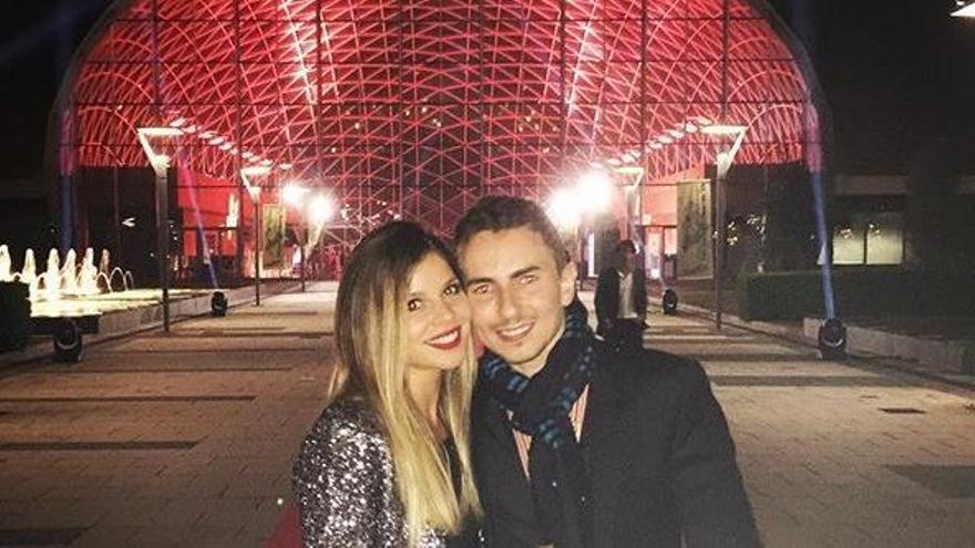 Jorge Lorenzo y su novia, Núria Tomàs, en Valencia.