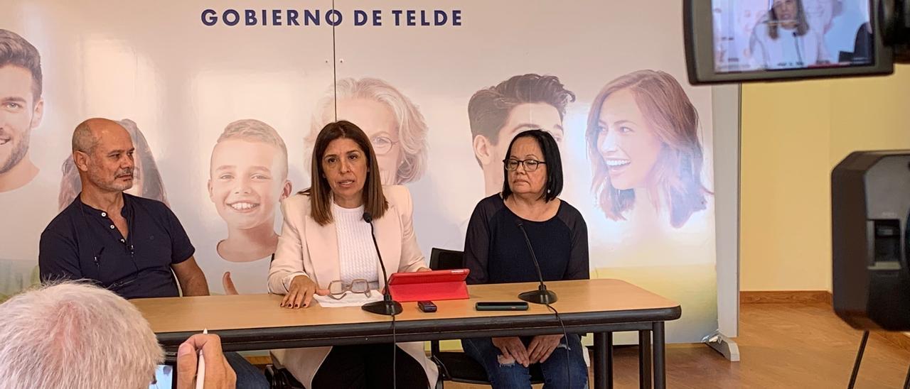 La alcaldesa declara sobre la ampliación del aeropuerto junto a Margarita Alonso y José Juan Castro, presidenta y miembro de la asociación de afectados.