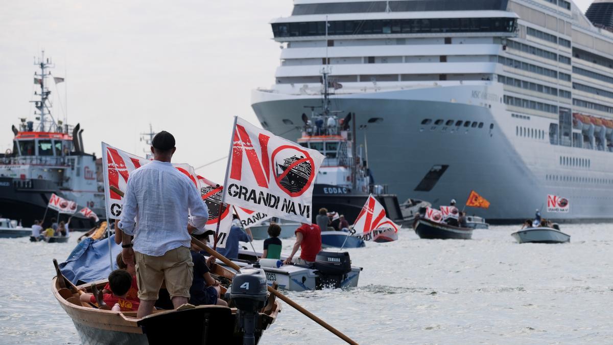 Imagen de la concentración frente al primer crucero del verano en Venecia.