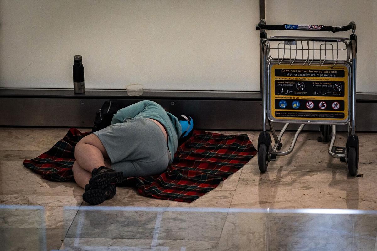 12/05/2025 Una persona duerme en la T4 del Aeropuerto Adolfo Suárez-Madrid Barajas, a 12 de mayo de 2025, en Madrid (España). Varios centenares de personas sin hogar viven y pernoctan en las instalaciones del Aeropuerto Adolfo Suárez-Madrid Barajas. Las denuncias de inseguridad e insalubridad están provocando un cruce de enfrentamientos entre el Ayuntamiento de la capital y el Gobierno regional contra el Ejecutivo, a través de Aena. El sindicato Alternativa Sindical Aena/Enaire (Asae) puso una denuncia por la existencia de insectos en la Terminal 4 que han causado picaduras a varios trabajadores. SALUD Diego Radamés - Europa Press