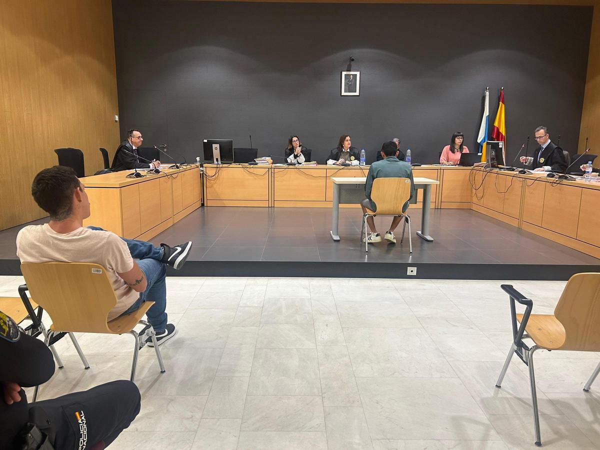 Los acusados Javier V. N. y Francisco V. N., de espaldas, en el juicio celebrado este martes en la Audiencia Provincial.