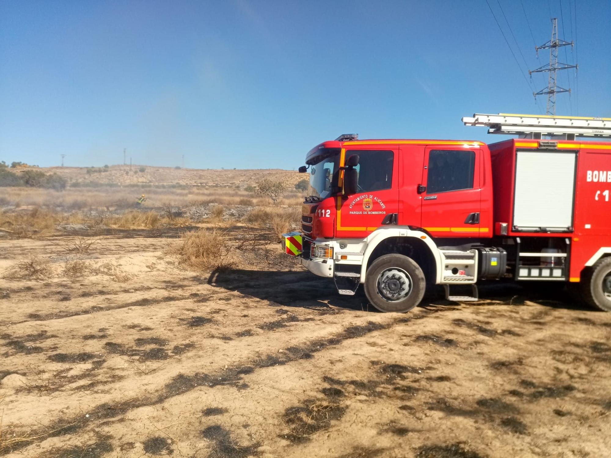 Los Bomberos extinguen un incendio en la sierra de Fontcalent