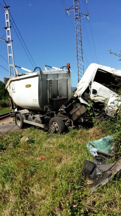 Un tren arrolla a un camión en un paso a nivel en Piloña