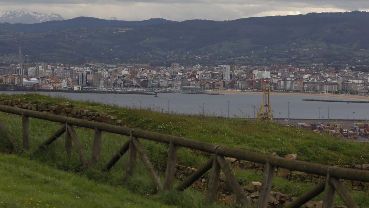 Dos heridos tras volcar con su vehículo en la Campa Torres