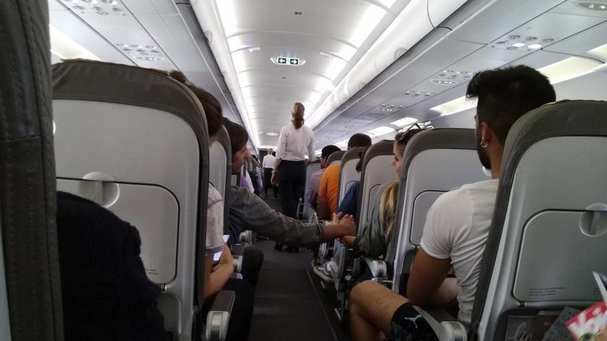 Pelea a bordo y un infarto: el calvario de un vuelo en Canarias