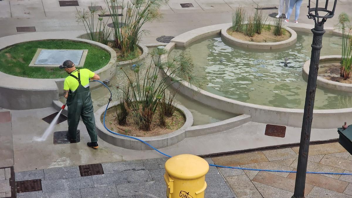 Un operario realizando tareas de limpieza en Vilagarcía.