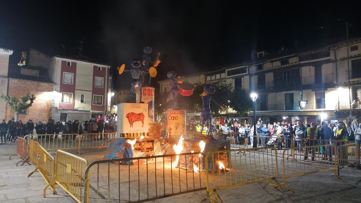 El montaje creado por la asociación de carrocistas comienza a arder en La Glorieta El montaje creado por la asociación de carrocistas comienza a arder en La Glorieta