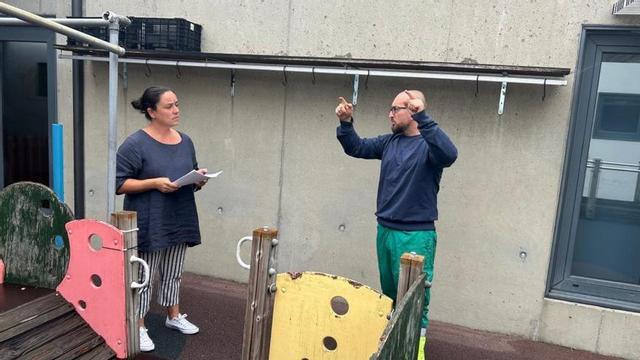 Ángela Troitiño visitó las obras de la escuela A Galiña Azul. |