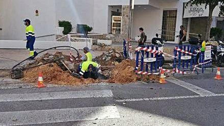 Operarios arreglan una avería en una conducción de Platja d&#039;en Bossa el pasado mayo.